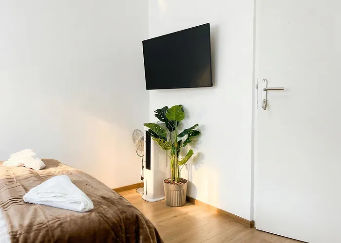 Modern Private With Balcony Near Belvedere Palace Διαμέρισμα